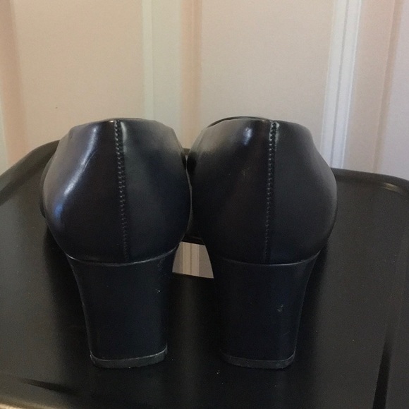 Women’s navy blue heels, size 9 Wide, I Love Comfort - Picture 3 of 3